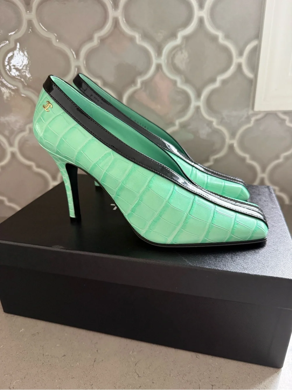 BNWT Chanel 26S Croc Embossed Patent Green Black Leather Pumps Shoes Size 38.5